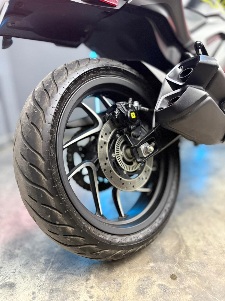 BAJAJ DOMINAR 400 2025