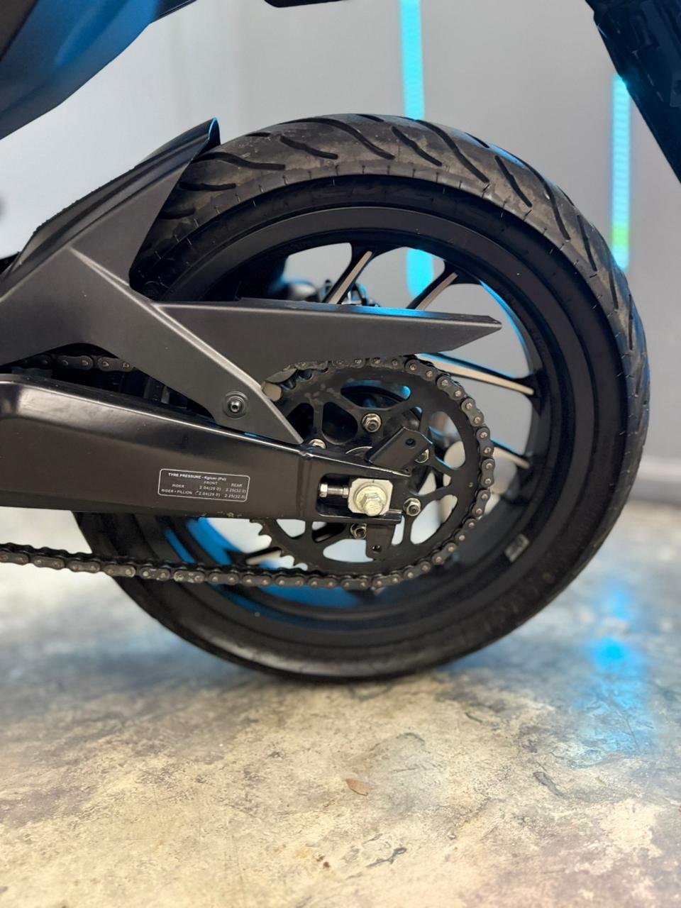 BAJAJ DOMINAR 400 2025