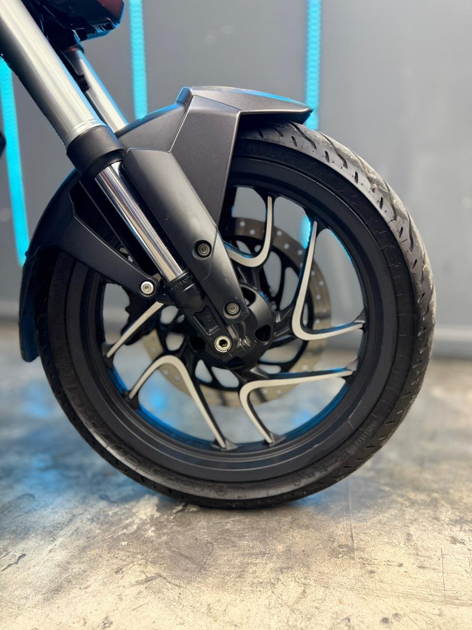 BAJAJ DOMINAR 400 2025