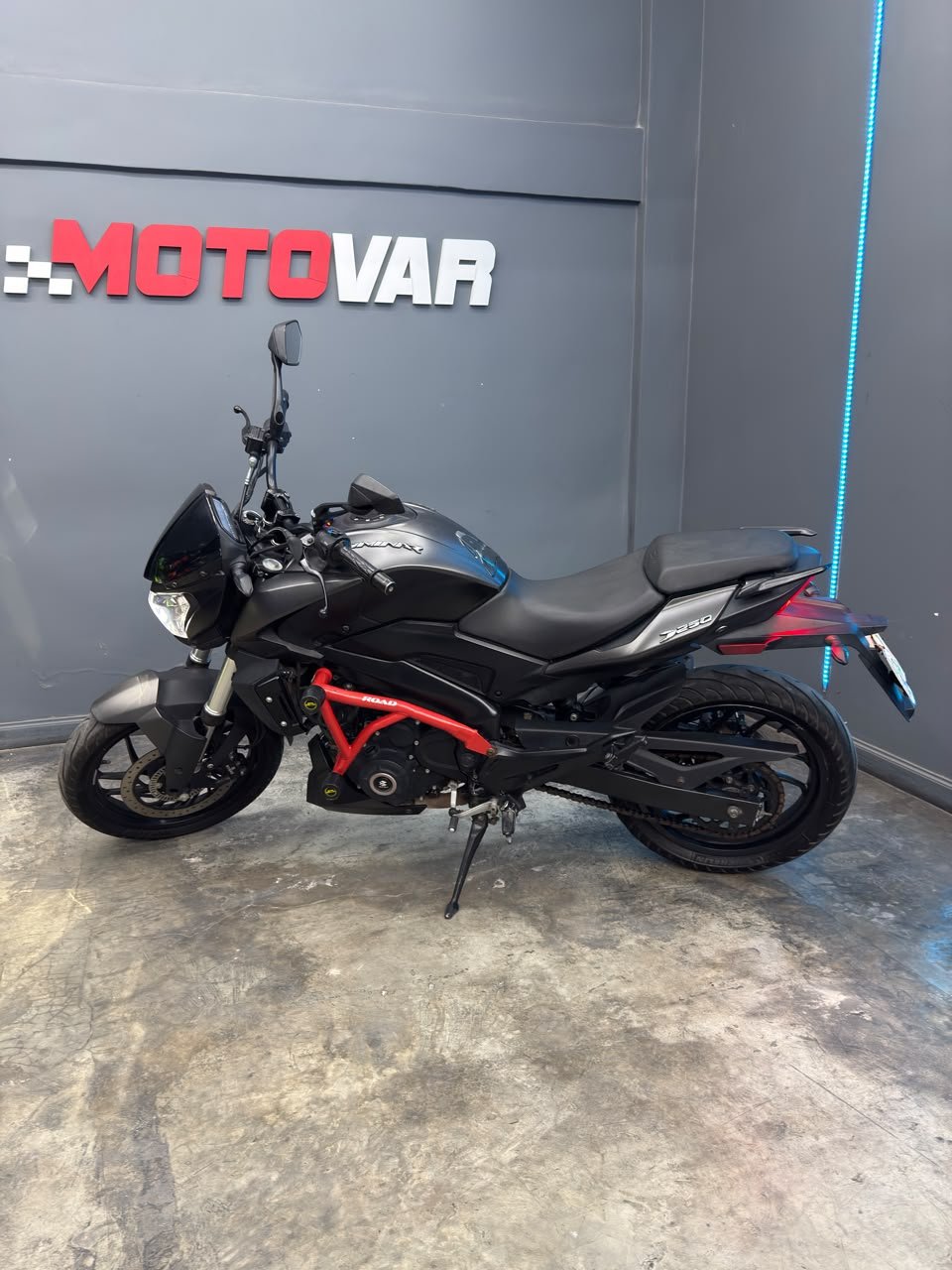 BAJAJ DOMINAR 250 2023