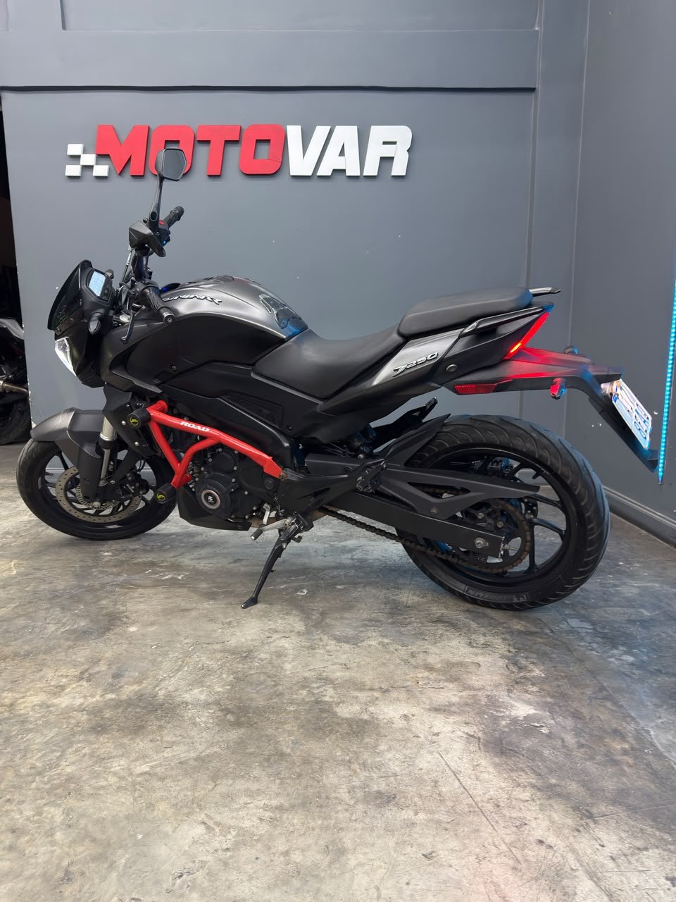 BAJAJ DOMINAR 250 2023