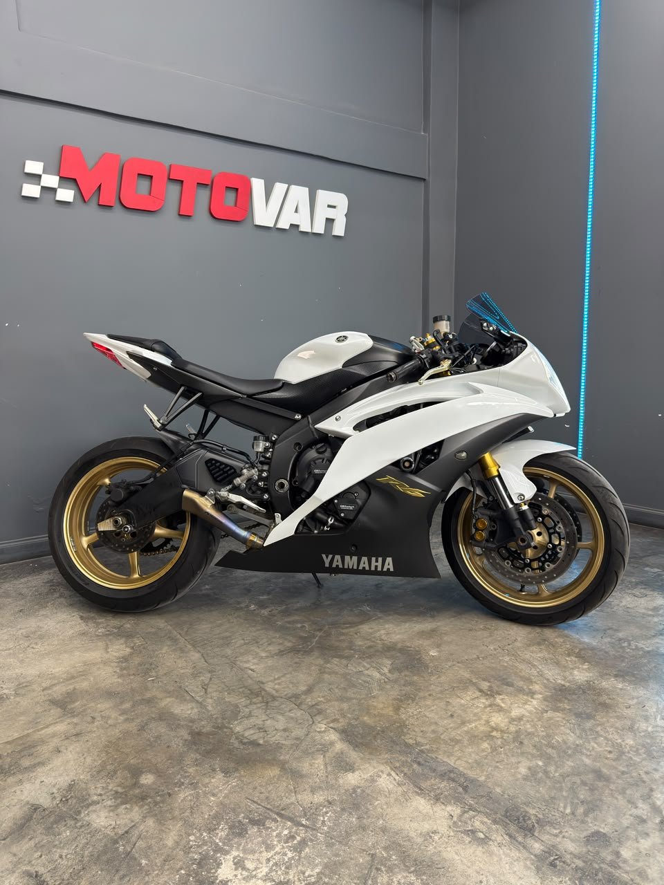 YAMAHA R6