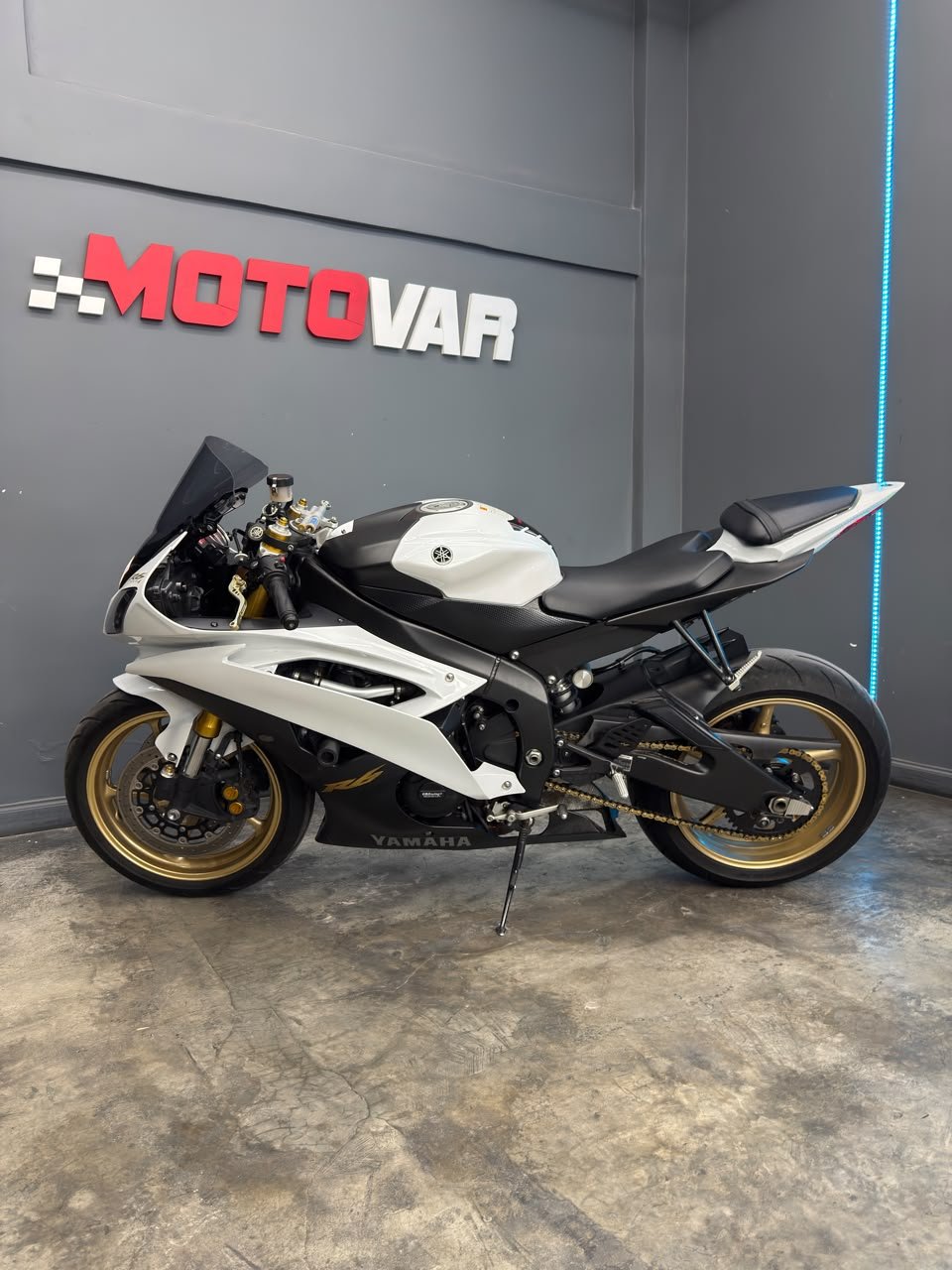 YAMAHA R6