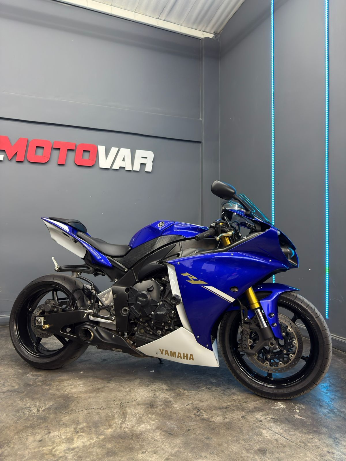 YAMAHA R1