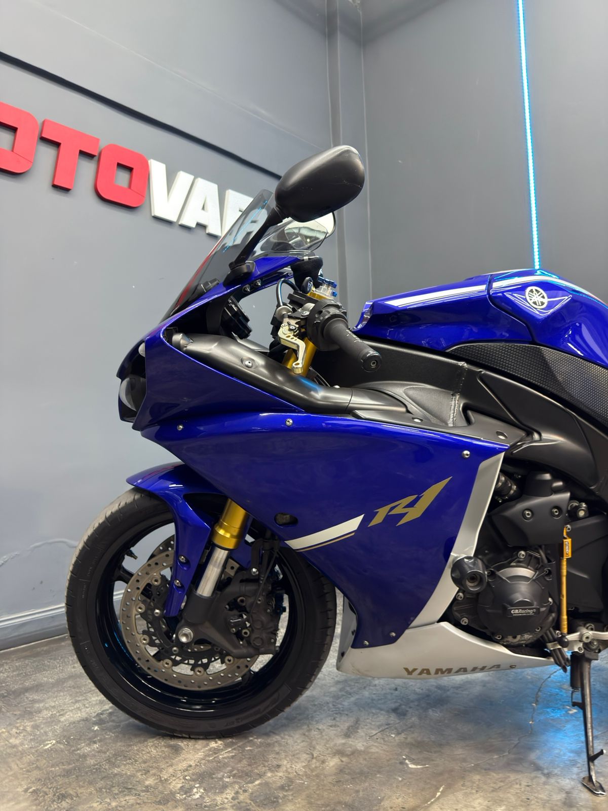 YAMAHA R1 2012