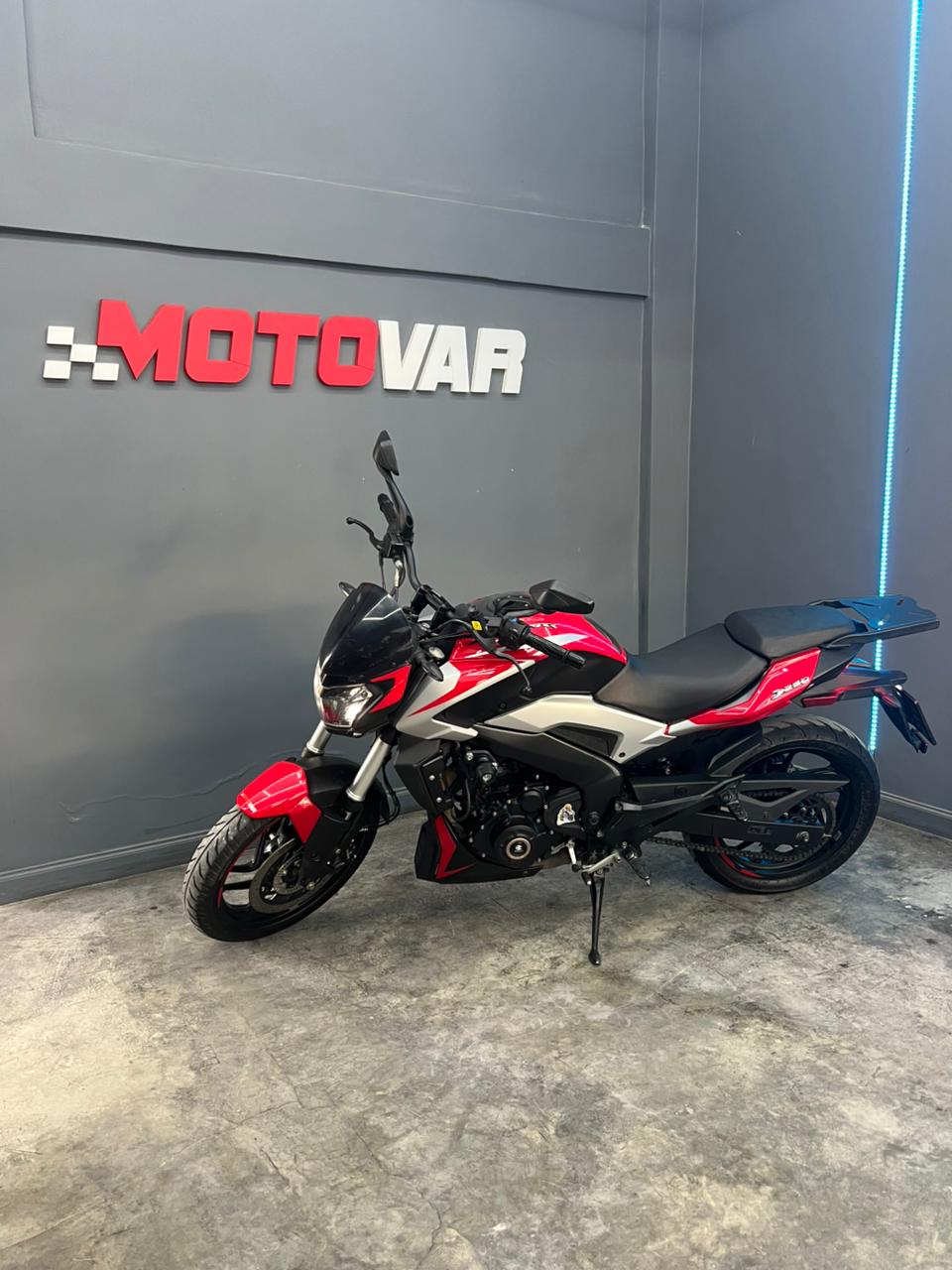 BAJAJ DOMINAR 250 2025