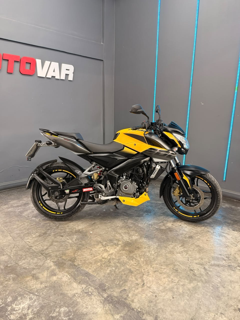 BAJAJ ROUSER 200 2022