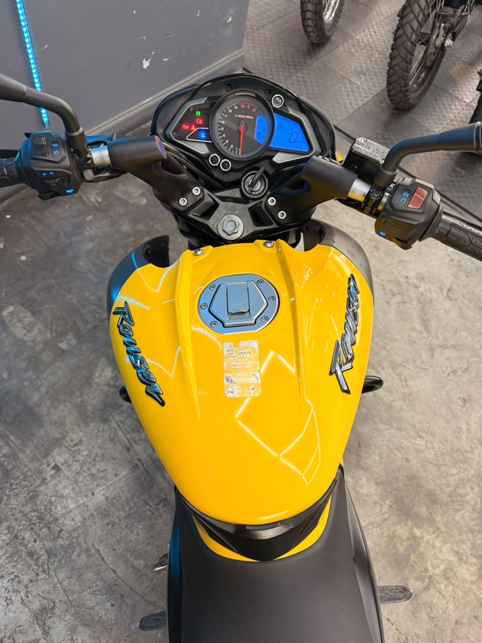 BAJAJ ROUSER 200 2022