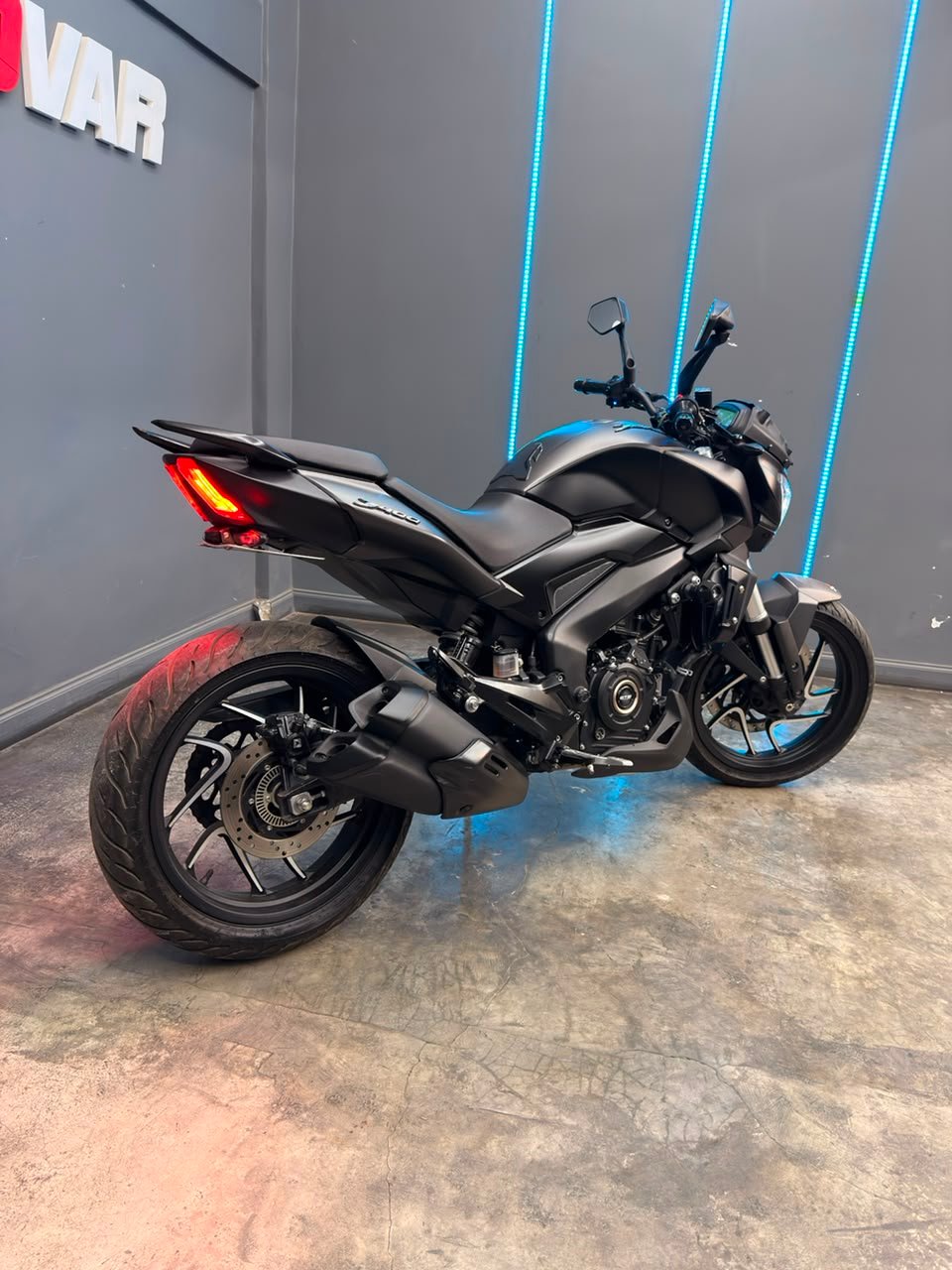 BAJAJ DOMINAR 400 2025