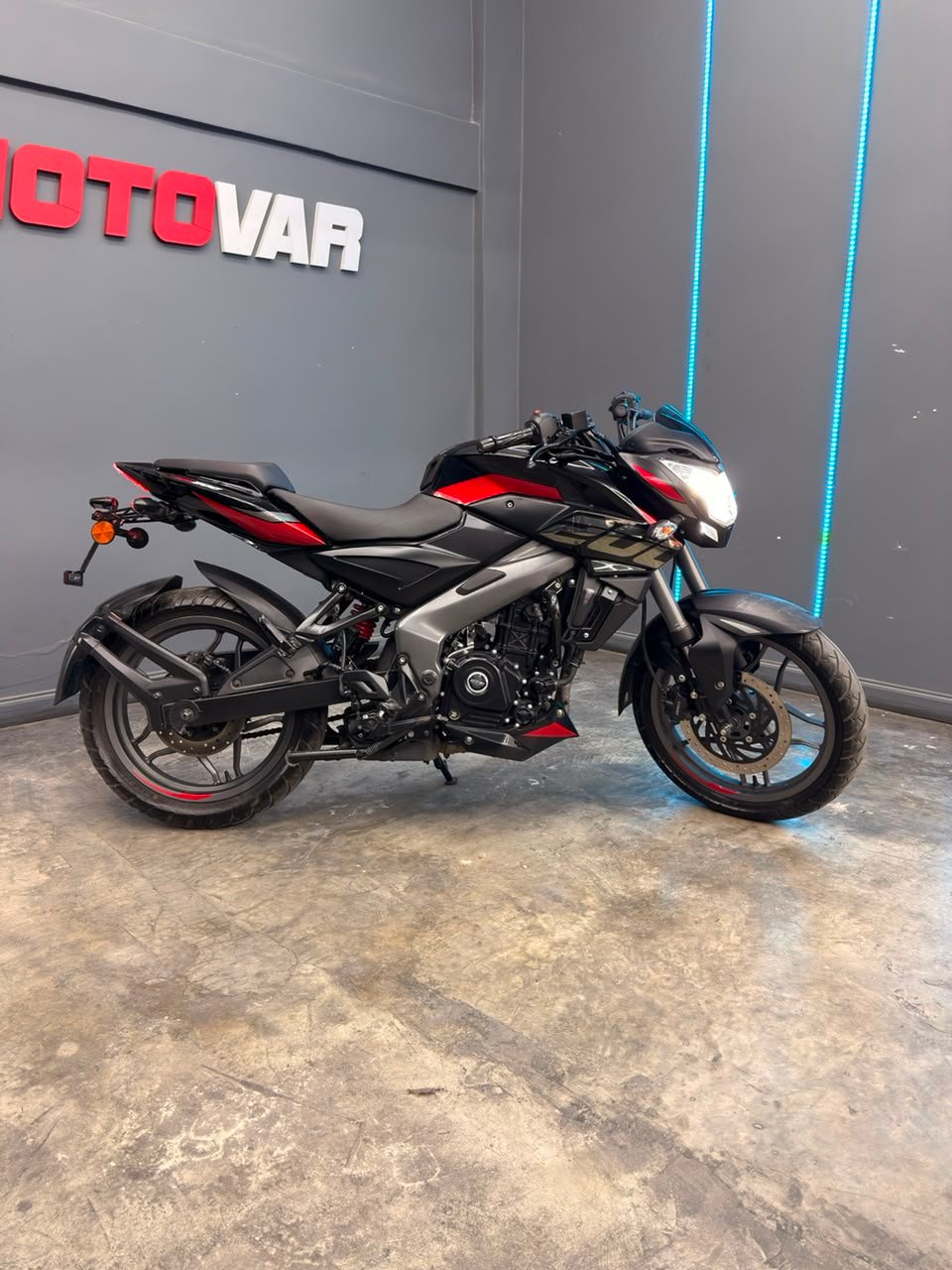 BAJAJ ROUSER 200