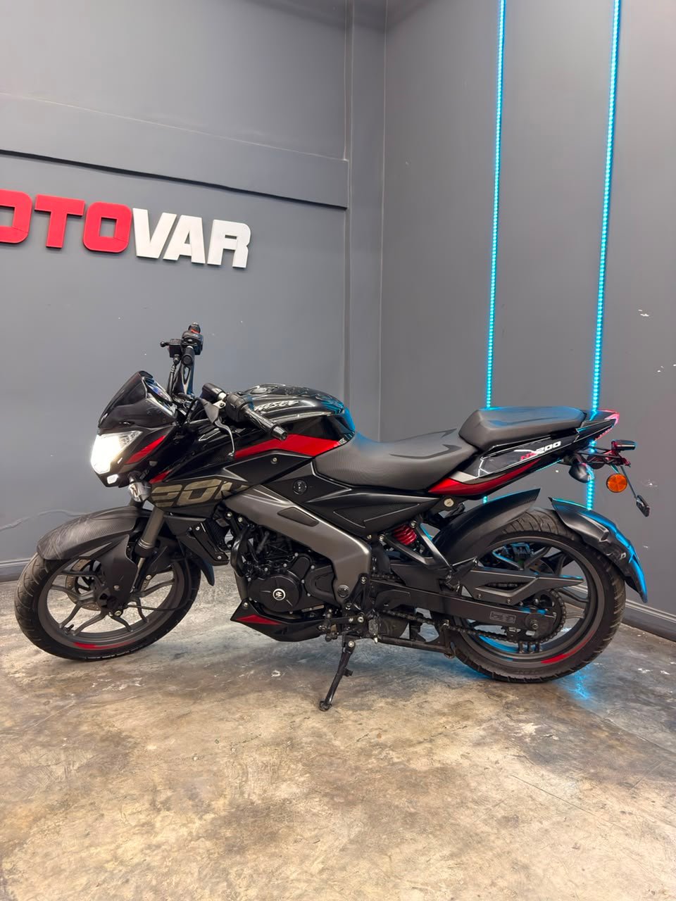 BAJAJ ROUSER 200 2025