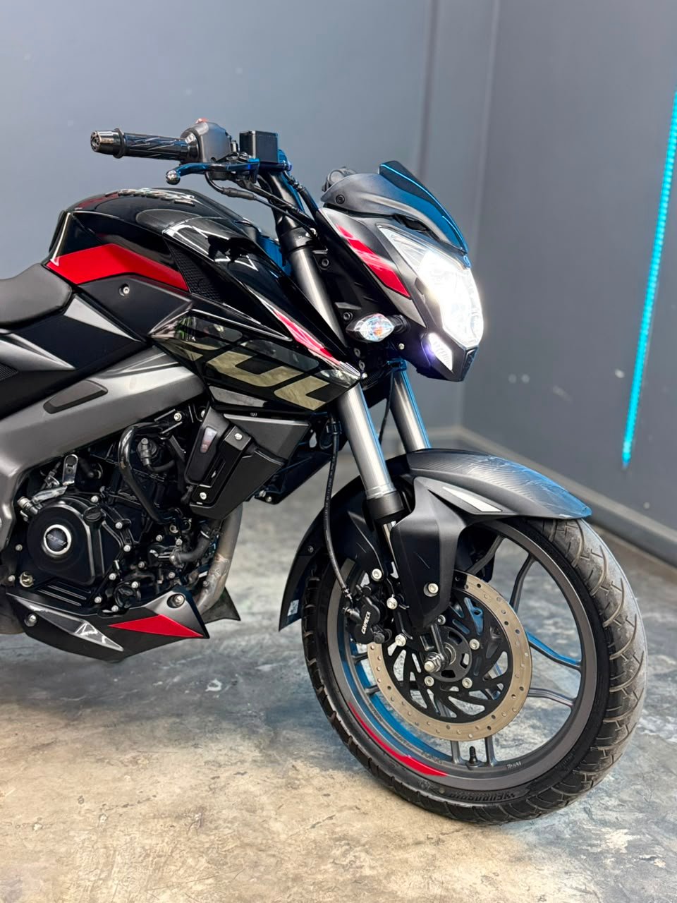 BAJAJ ROUSER 200 2025