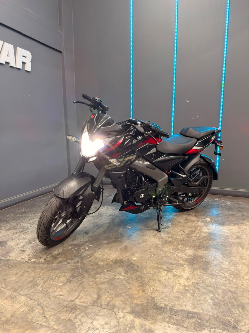 BAJAJ ROUSER 200 2025