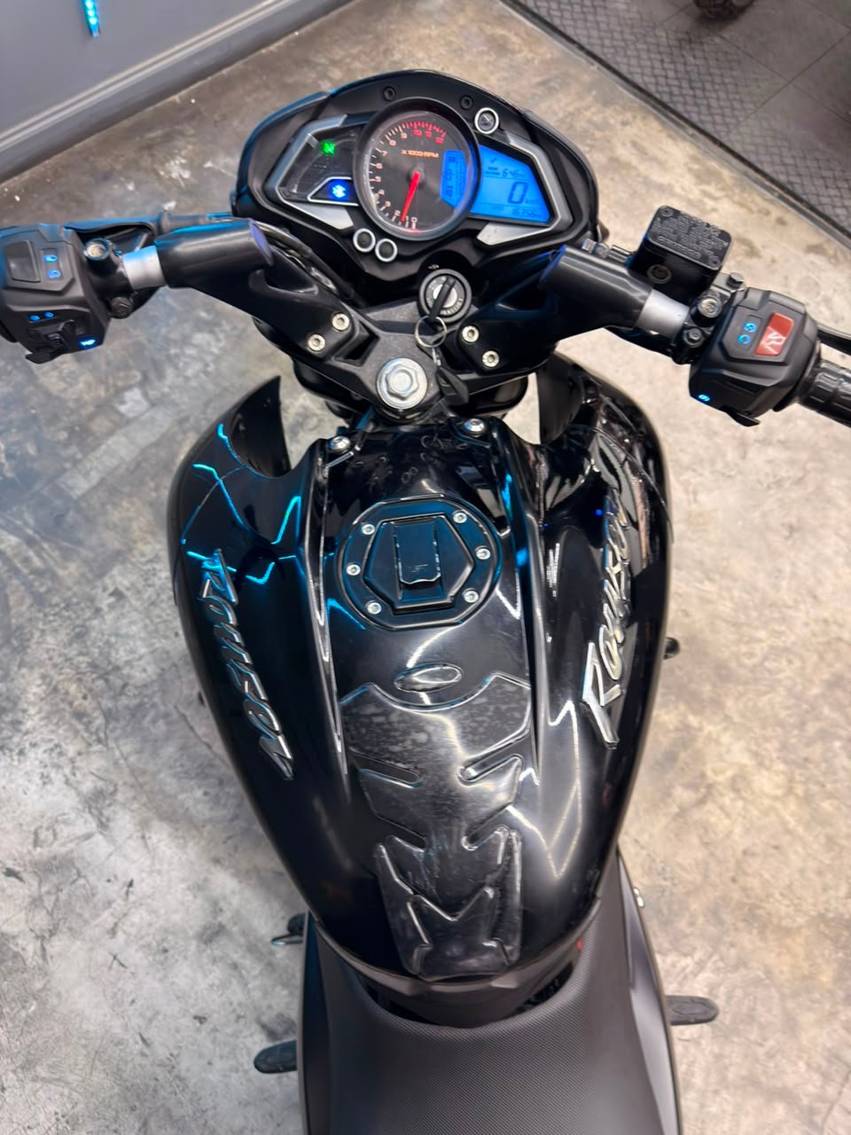 BAJAJ ROUSER 200 2025