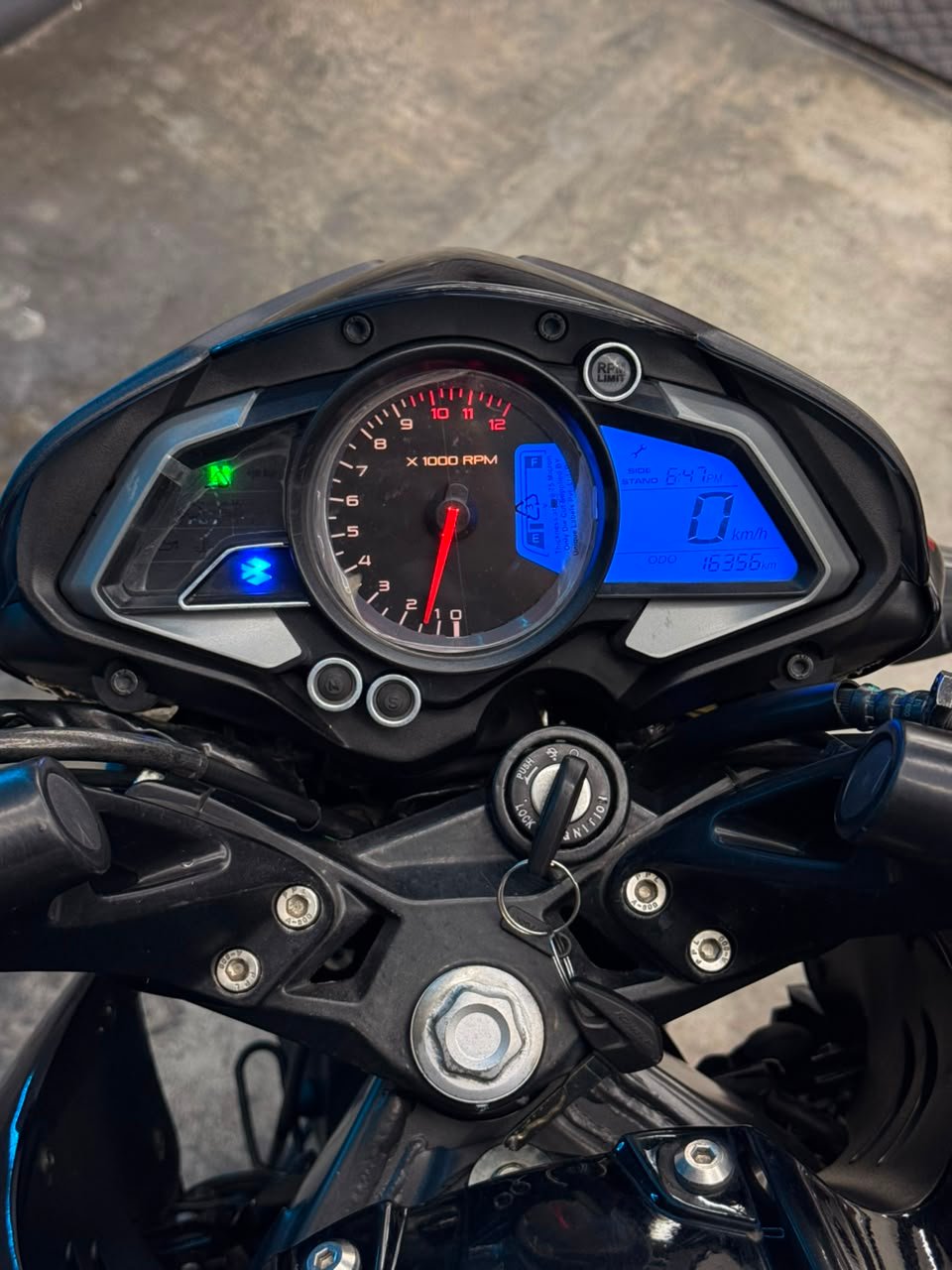 BAJAJ ROUSER 200 2025
